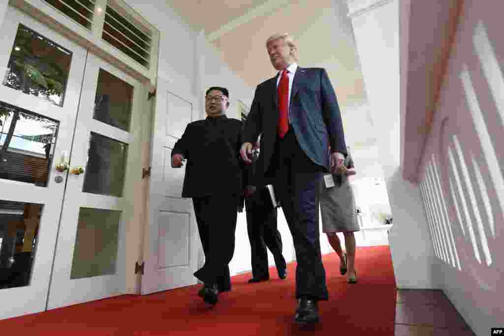 پرزیدنت ترامپ و کیم جونگ اون لحظاتی پیش با یکدیگر دست داده و وارد محل مذاکرات شدند.