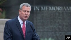 El alcalde de Nueva York, Bill de Blasio, conversó con Lisa Monaco sobre terrorismo.