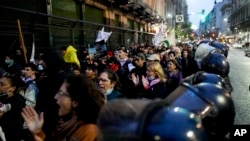 ARCHIVO - Manifestantes protestan por los despidos de trabajadores estatales frente al Congreso luego que el gobierno recortara 15.000 puestos. En Buenos Aires, el 12 de abril de 2024. El gobierno anunció el 6 de junio que eliminó el Ministerio de Mujeres, Género y Diversidades.