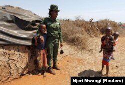 Sharon Karaine, anggota Team Lioness, sebuah unit penjaga hutan Kenya yang semuanya perempuan, saat bertemu dengan anak-anak, Kenya, 7 Agustus 2020. (Foto: REUTERS/Njeri Mwangi)
