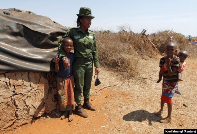 Sharon Karaine, anggota Team Lioness, sebuah unit penjaga hutan Kenya yang semuanya perempuan, saat bertemu dengan anak-anak, Kenya, 7 Agustus 2020. (Foto: REUTERS/Njeri Mwangi)