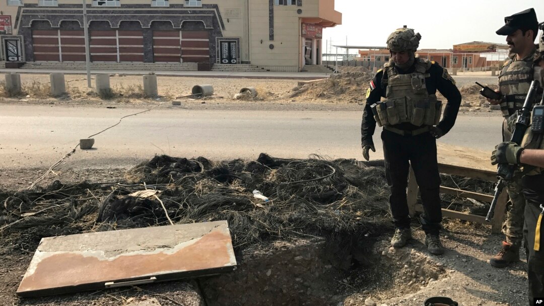 Một người lính cùng với lực lượng chống khủng bố tinh nhuệ của Iraq kiểm tra một đường hầm được đào bởi các chiến binh Hồi giáo ở bang Bartella, Iraq, ngày 27 tháng 10 năm 2016. Các thị trấn của Bartella nằm ở miền bắc Iraq, khoảng 20 km về phía đông của thành phố Mosul.