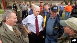 Wakil Presiden AS Mike Pence (tengah) di kota asalnya, Columbus, Indiana, yang mengeluarkan aturan perlindungan hak-hak LGBT meskipun merupakan basis pendukung Trump. (Foto: Dok)