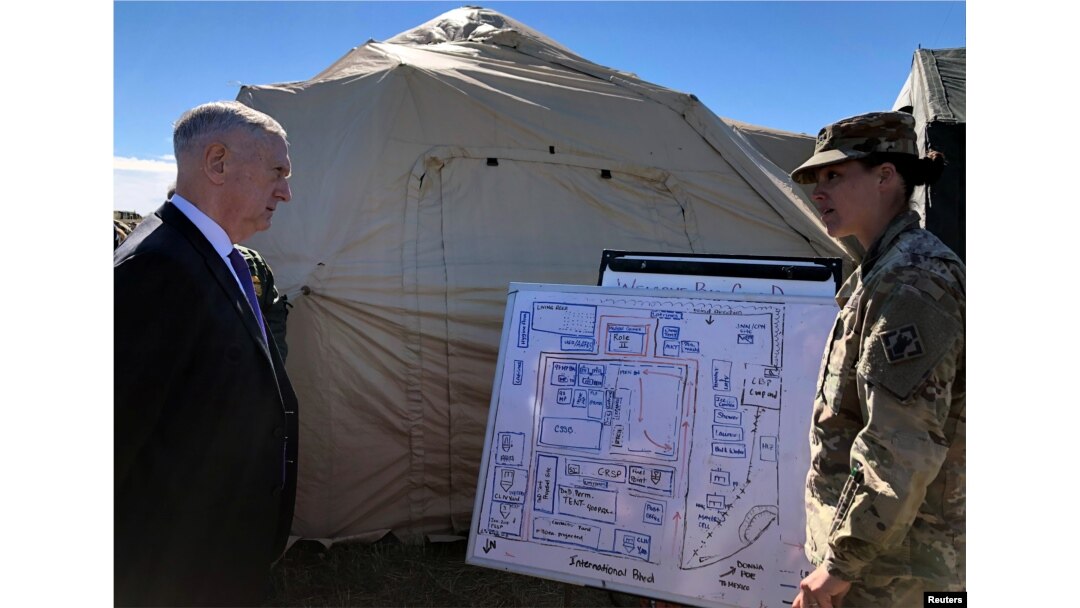 El secretario de Defensa de EE.UU., Jim Mattis, reciben informe sobre las tropas enviadas a la frontera, en el campamento base de Donna, en Texas. Nov. 14 de 2018.
