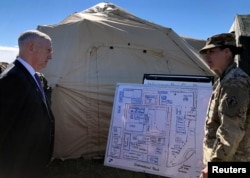 El secretario de Defensa de EE.UU., Jim Mattis, reciben informe sobre las tropas enviadas a la frontera, en el campamento base de Donna, en Texas. Nov. 14 de 2018.