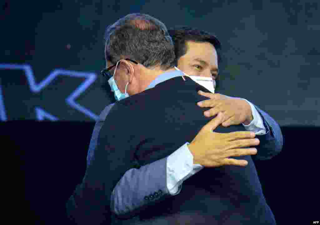 El candidato presidencial ecuatoriano por el partido Uni&#243;n por la Esperanza, Andr&#233;s Arauz, Abraza a su compa&#241;ero de f&#243;rmula Carlos Rabascall durante una conferencia de prensa despu&#233;s de las elecciones generales en Quito, Ecuador, 7 de febrero de 2021.