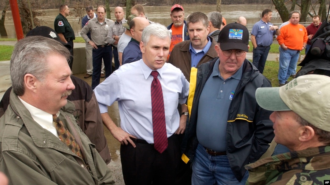 Wakil Presiden AS Mike Pence (tengah) di kota asalnya, Columbus, Indiana, yang mengeluarkan aturan perlindungan hak-hak LGBT meskipun merupakan basis pendukung Trump. (Foto: Dok)