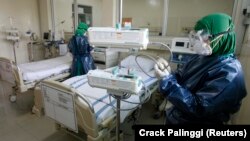 Perawat menyiapkan ruang isolasi dan peralatan medis di RS Persahabatan Jakarta (Foto: ilustrasi)