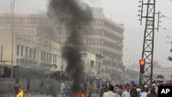 Militares golpistas malianos barricando a passagem de acesso ao palácio presidencial em Bamako, 22 de Março