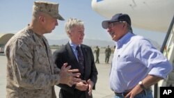 Amerika Savunma Bakanı Afganistan'da NATO kuvvetleri komutanı ve Amerikan Büyükelçisiyle