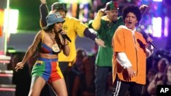 Bruno Mars dan Cardi B menyanyikan "Finesse" pada Grammy Awards ke-60 di Madison Square Garden di New York, 28 Januari 2018.