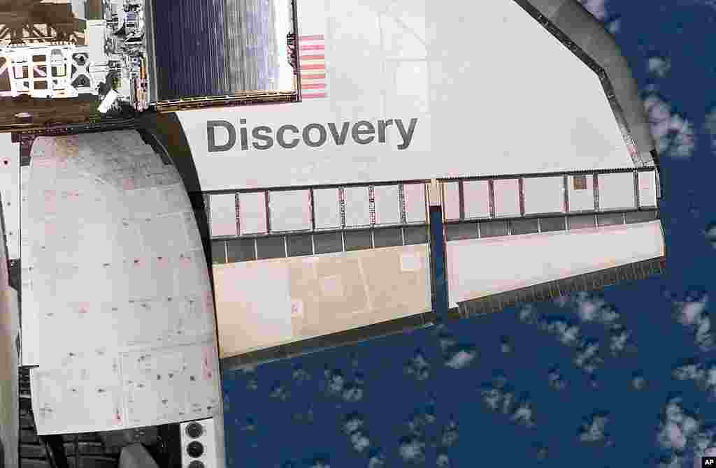 Cánh của phi thuyền không gian Discovery do phi hành đoàn trên Trạm Không Gian Quốc Tế chụp ngày 6 tháng Bảy năm 2006 (Hình: NASA) 