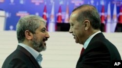 Rêberê Hemasê Xalid Mişel (çep) û serokwezîrê Tirkîyê Erdogan.