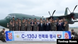 한국 공군이 10일 부산 제5공중기동비행단에서 'C-130J 전력화 행사'를 진행했다고 전했다. 최차규 공군참모총장(앞줄 왼쪽 다섯째)과 행사에 참석한 주요내빈들이 C-130J 수송기 앞에서 기념 촬영을 하고 있다.