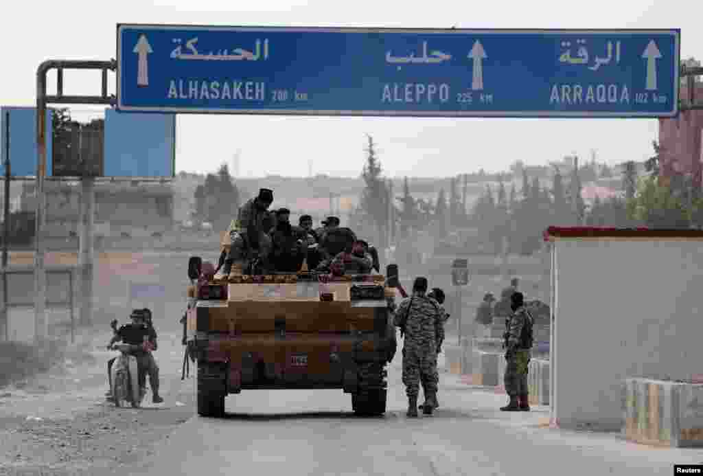 Türkiyənin dəstəklədiyi Suriya üsyançı dəstəsi sərhəd Təl Abyad şəhərndə &nbsp;