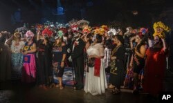 Las festividades por el Día de los Muertos en México y otros países latinoamericanos incluyen diversas manifestaciones que expresan los sincretismos religiosos y culturales.  (Foto AP)