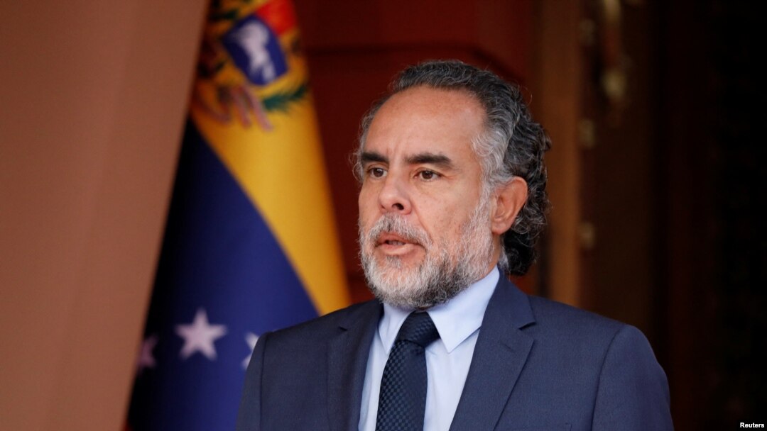 El embajador de Colombia en Venezuela, Armando Benedetti, observa mientras visita el Palacio de Miraflores para reunirse con el presidente de Venezuela, Nicolás Maduro, en Caracas, Venezuela, el 29 de agosto de 2022.