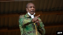 Alpha Condé était devenu en 2010 le premier président démocratiquement élu de Guinée après des décennies de régimes autoritaires ou dictatoriaux.