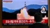 Čovjek gleda TV program i snimak raketne probe Sjeverne Koreje, na željezničkoj stanici u Seulu, Južna Koreja, 2. novembra 2022.