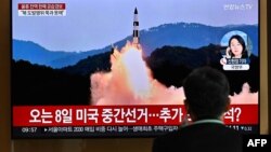Čovjek gleda TV program i snimak raketne probe Sjeverne Koreje, na željezničkoj stanici u Seulu, Južna Koreja, 2. novembra 2022.