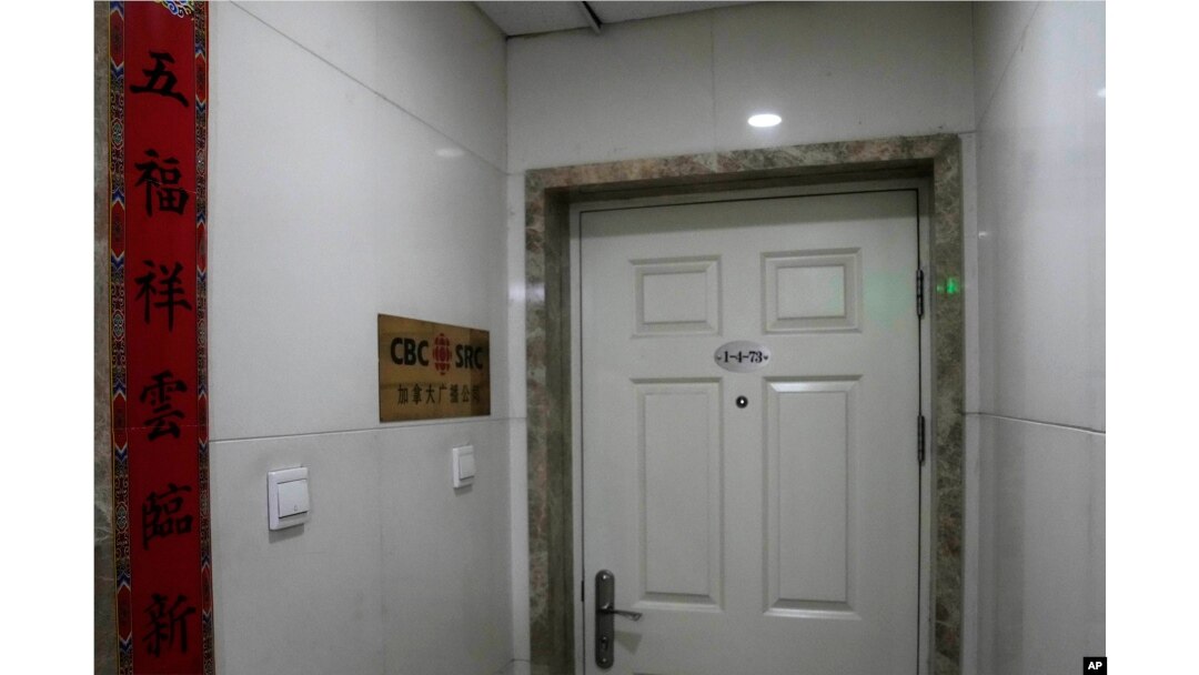 Kaligrafi China terlihat di dekat pintu masuk Lembaga penyiaran publik Kanada CBC di Beijing, Kamis, 3 November 2022. (AP/Andy Wong)