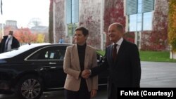 Nemački kancelar Olaf Šolc dočekao je u Berlinu premijerku Srbije Anu Brnabić pred početak Samita Berlinskog procesa