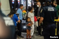 Migranti iz Texasa stižu na terminal glavne autobuske stanice u New Yorku, 17. augusta 2022.