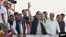 Imran Kan (u sredini) obraća se svojim pristalicama u Lahoru, 29. oktobra 2022.