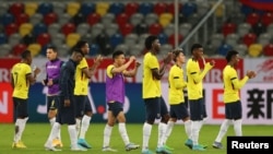 Foto de archivo. Los jugadores de Ecuador aplauden a los aficionados tras un partido. REUTERS/Thilo Schmuelgen