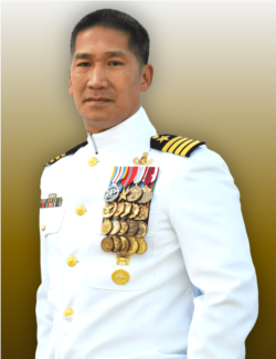 Hung Cao là sĩ quan Hải quân Hoa Kỳ từng tham gia chiến đấu ở Iraq, Afghanistan và Somalia. Ảnh từ website Hung Cao for Congress