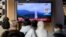 Yon ekran televizyon montre yon emisyon nouvel kote yap pale sou lansman misil Kore di No yo, nan yon stasyon tren nan Seoul, kapital Kore di Sid, 3 Nov. 2022. 