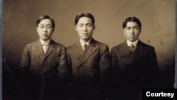 도산 안창호와 공립협회 동지 (1906. 왼쪽부터 송종익, 안창호, 미상). 출처: 도산 안창호 선생 기념사업회.