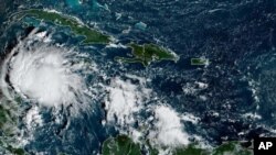 Imagen satelital tomada a las 8:40 a.m. hora de la Costa Este de EEUU y proporcionada por la NOAA muestra la tormenta tropical Lisa en el mar Caribe, debajo de Cuba, el martes 1 de noviembre de 2022. (NOAA vía AP)