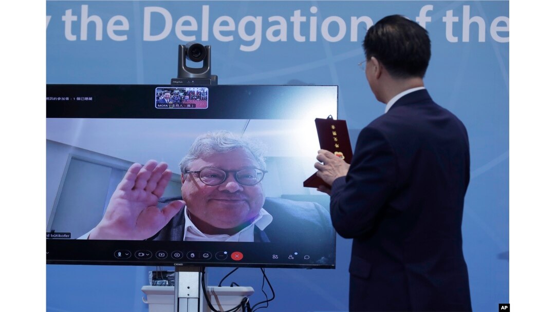 Menteri Luar Negeri Taiwan Joseph Wu (kanan), menyerahkan Medali Diplomatik Khusus kepada Senator Jerman Reinhard Butikofer, anggota Inter-Parliamentary Alliance on China, melalui video online di Kementerian Luar Negeri di Taipei, Taiwan, Kamis, 3 November, 2022. (AP/Chiang Ying-ying)