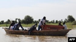 Comme tant d'autres, la route conduisant à Toukra est totalement submergée rendant quasi-impossible l'accès au plus grand cimetière chrétien de la ville.