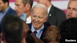 조 바이든 미국 대통령이 1일 플로리다주 핼런데일비치에서 연설한 후 유권자들과 사진을 찍고 있다.