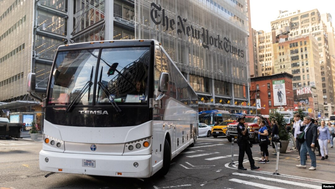 Autobus sa migrantima iz Texasa stiže na glavnu autobusku stanicu u New Yorku, 17. avgusta 2022. 