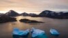 Grandes icebergs flotan mientras sale el sol cerca de Kulusuk, Groenlandia, el 16 de agosto de 2019.