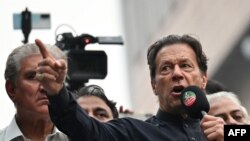 Imran Khan duke folur gjatë protestave