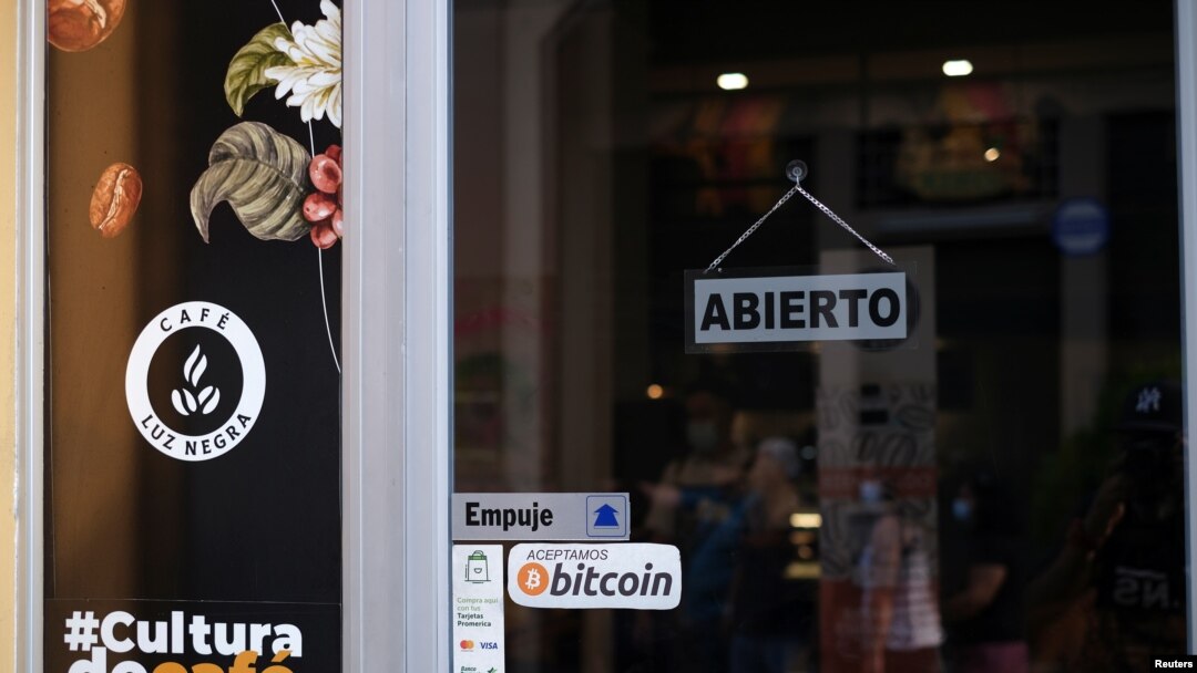 Un comercio en San Salvador muestra a la entrada un cartel que informa de la aceptación del bitcóin en el establecimiento, el 15 de mayo de 2022.