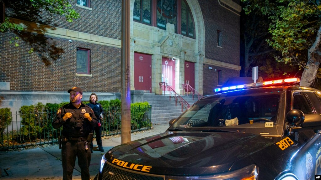 2022年11月3日，警察再泽西城圣殿贝斯埃尔犹太教教堂外守卫(photo:VOA)