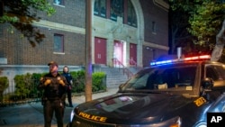 Polisi berjaga di depan sinagoge Beth-El di Jersey City, New Jersey, pada 3 November 2022, menyusul ancaman penyerangan terhadap sejumlah sinagoge di New Jersey. (Foto: AP/Ted Shaffrey)