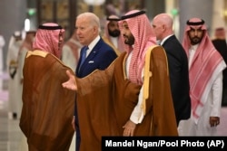 Predsjednik Joe Biden i saudijski prestolonasljednik Mohamed bin Salman prilikom održavanja sastanka Savjeta za saradnju zaljevskih zemalja, u gradu Džeda u Saudijskoj Arabiji.