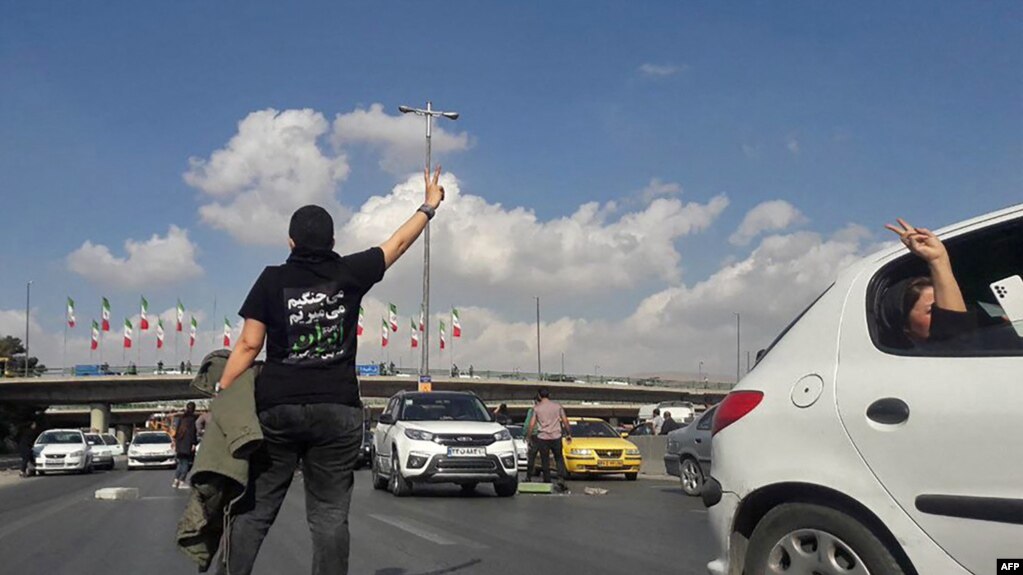 伊朗一名抗议人士在伊朗卡拉季市繁忙高速公路上示威（2022年11月3日）(photo:VOA)