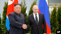 រូបឯកសារ៖ ប្រធានាធិបតីរុស្ស៊ីលោក Vladimir Putin (ស្តាំ) និង​មេដឹកនាំកូរ៉េខាងជើង​លោក Kim Jong Un ចាប់ដៃគ្នា​ក្នុង​ជំនួប​របស់​ពួកគេ​នៅ​ទីក្រុង Vladivostok ប្រទេស​រុស្ស៊ី កាលពី​ថ្ងៃទី២៥ ខែមេសា ឆ្នាំ២០១៩។
