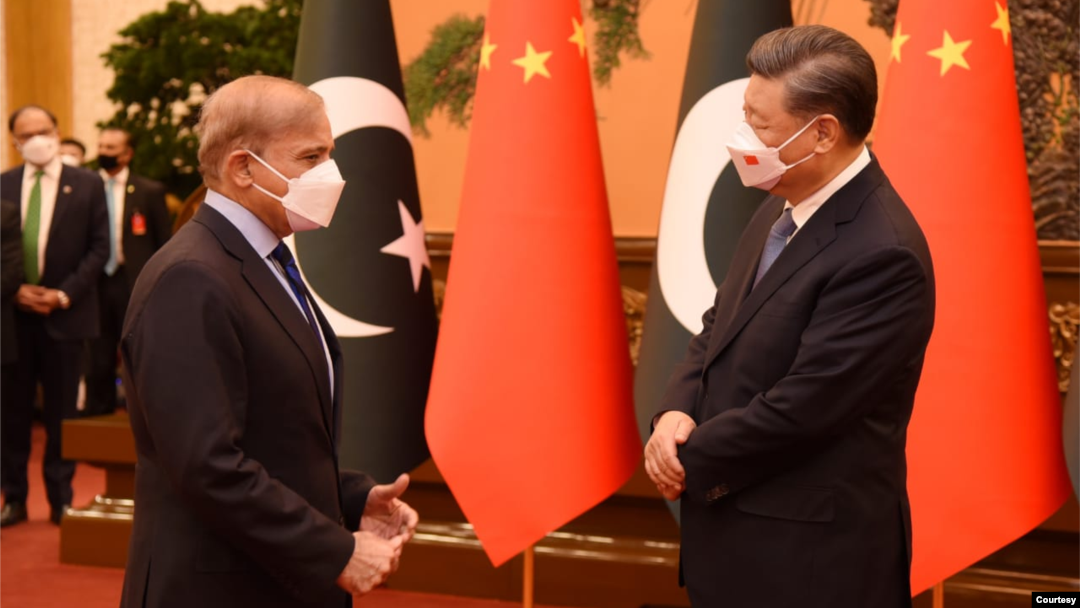 Presiden China Xi Jinping menerima PM Pakistan Shehbaz Sharif yang sedang berkunjung ke Beijing, 2 November 2022. (Foto: ilustrasi)