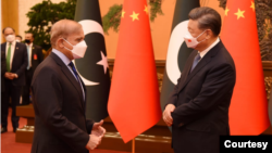 Presiden China Xi Jinping, kanan, menerima Perdana Menteri Pakistan Shehbaz Sharif selama pembicaraan mereka di Beijing, 2 November 2022. (foto: ilustrasi)