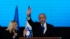 Benjamin Netanyahu, ex primer ministro israelí y líder del partido Likud, acompañado por su esposa Sara, saluda a sus simpatizantes después de conocerse los primeros resultados de los comicios parlamentarios, el 2 de noviembre de 2022, en Jerusalén.