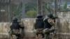 Soldados vigilan una puerta después de que varios reclusos murieron en peleas entre pandillas en Guayaquil, Ecuador, el 2 de noviembre de 2022.