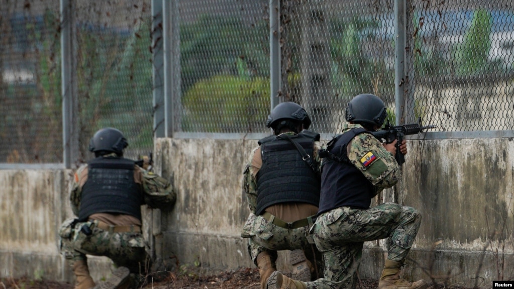 Soldados vigilan una puerta después de que varios reclusos murieran en peleas entre pandillas, en Guayaquil, Ecuador, el 2 de noviembre de 2022.